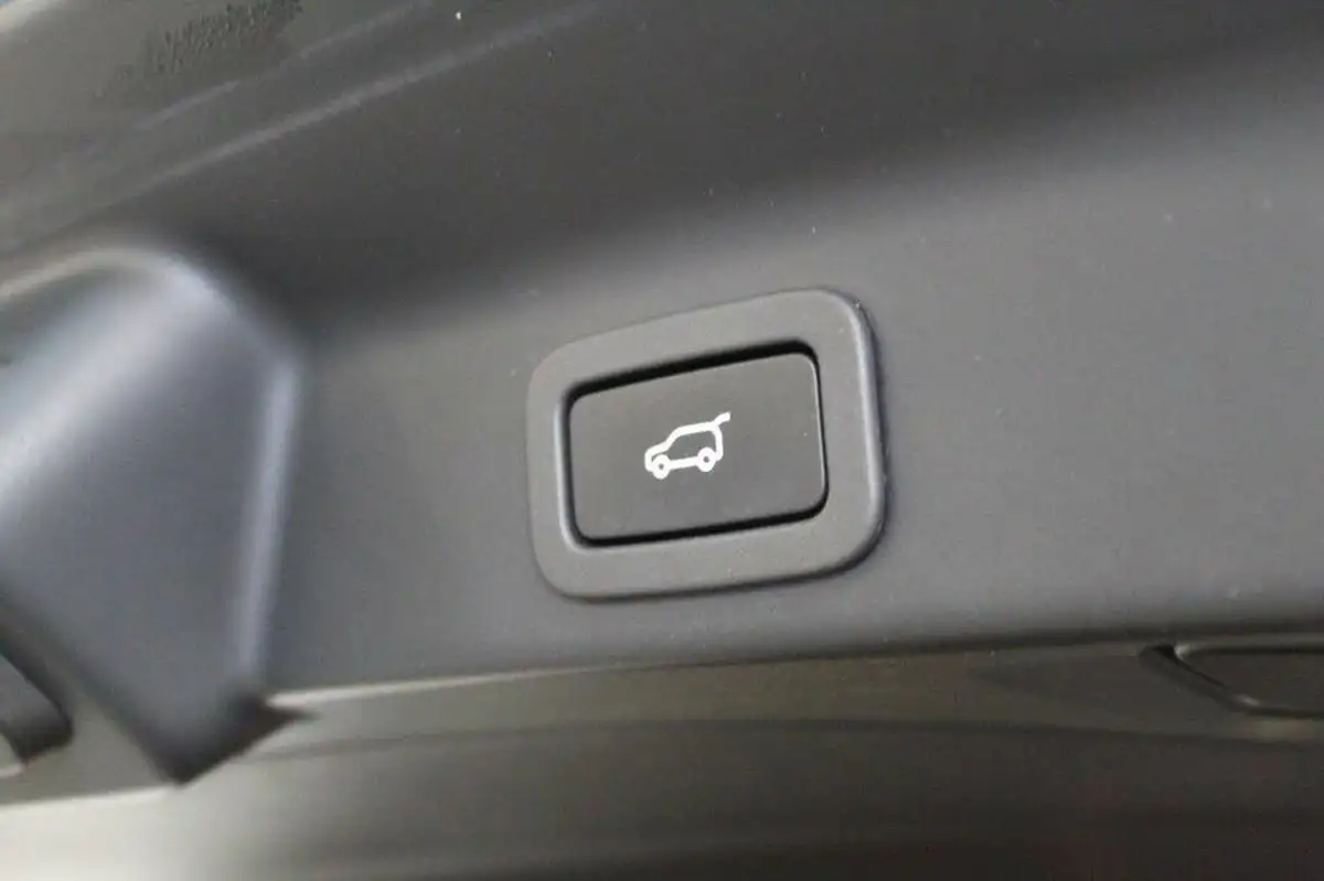2016-jaguar-f-pace-20-i4d-portfolio-awd-auto-big-20