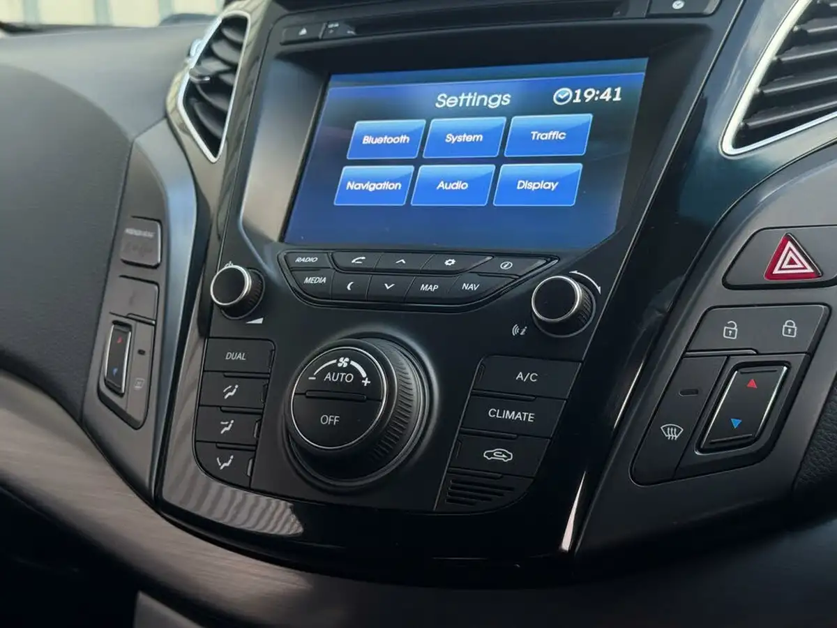 2014-hyundai-i40-17td-style-134bhp-estate-5d-big-22