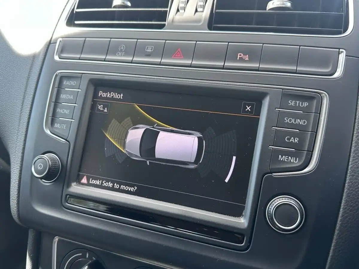 2015-volkswagen-polo-14tdi-se-5d-big-12