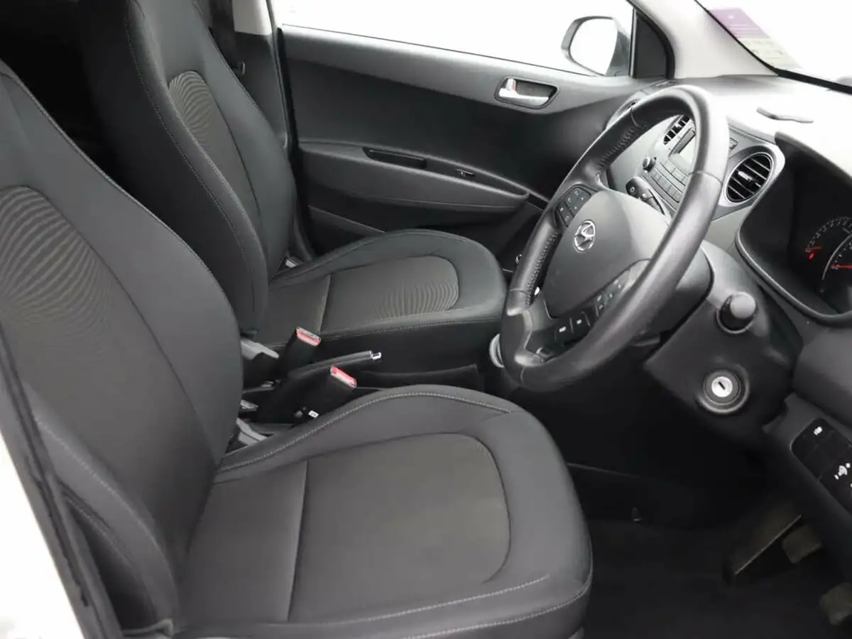 2017-hyundai-i10-12-premium-big-12