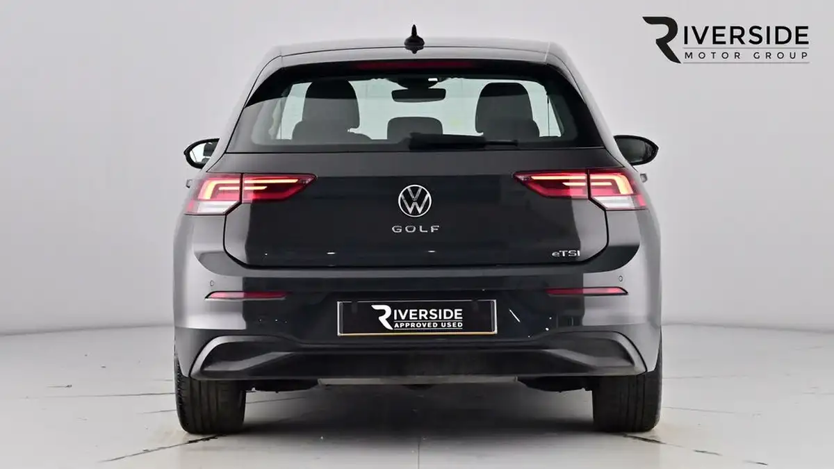 2021-volkswagen-golf-10-etsi-life-hatchback-big-4