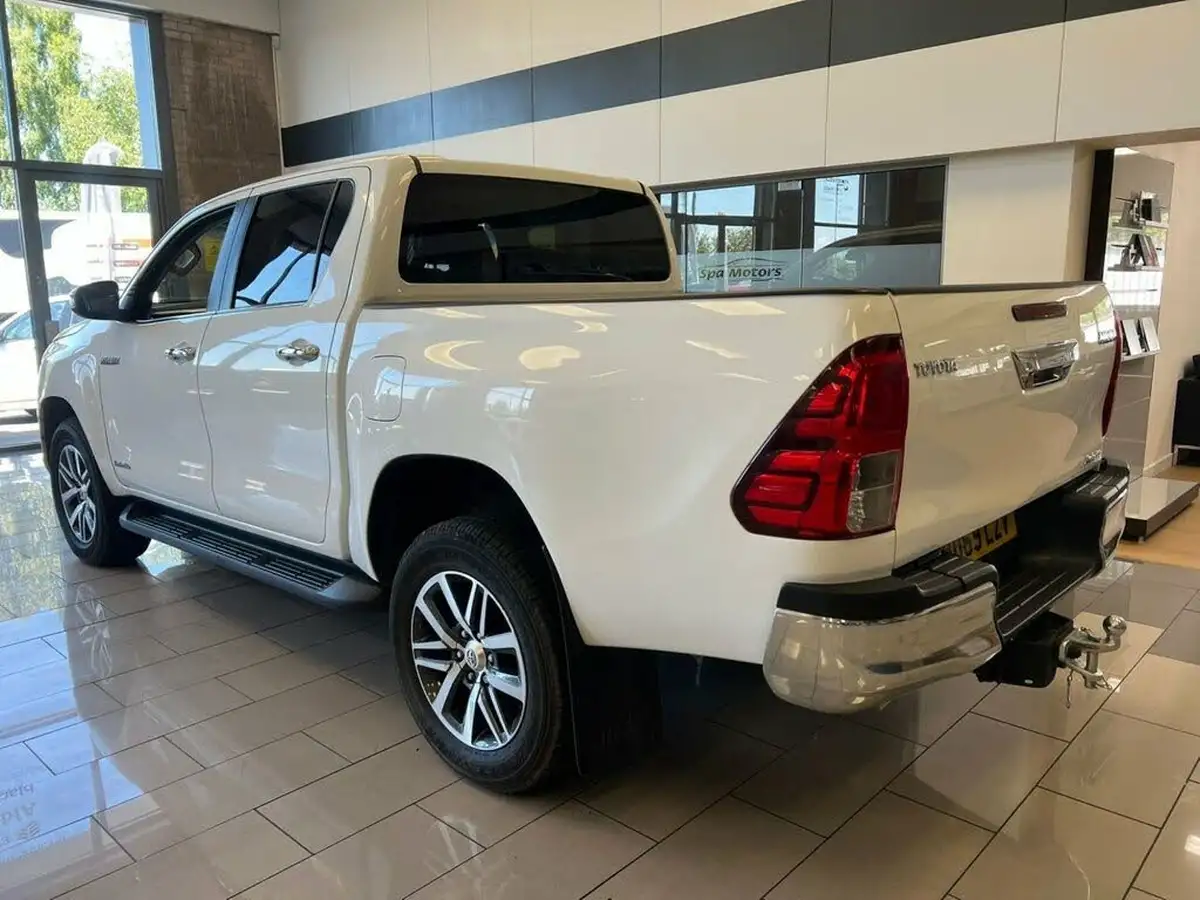 2019-toyota-hi-lux-24d-4d-invincible-150hpeu6dt-e-35t-auto-big-4