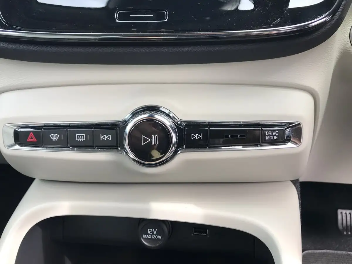 2020-volvo-xc40-20-t4-inscription-pro-big-16