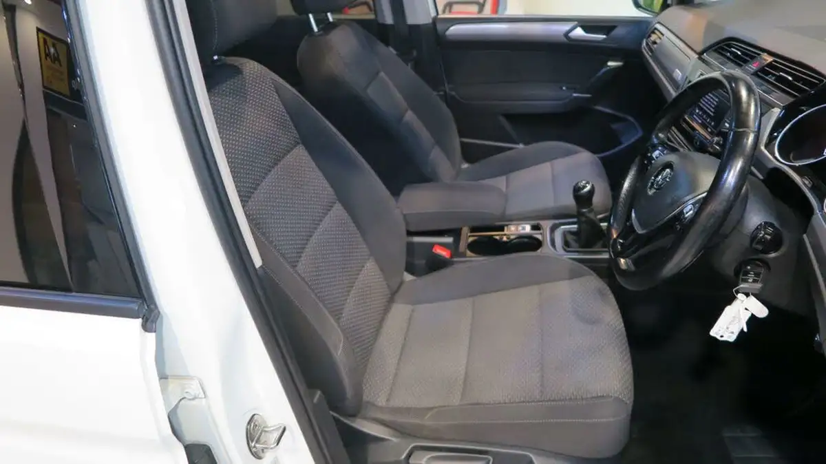 2017-volkswagen-touran-12-tsi-se-big-8