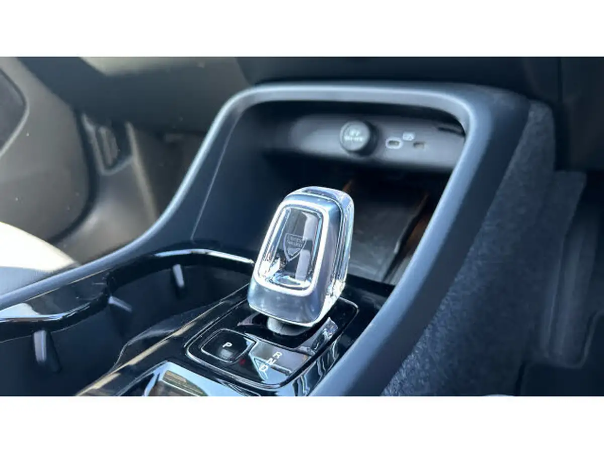 2024-volvo-xc40-20-b4-ultra-bright-big-13