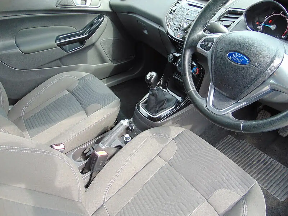 2016-ford-fiesta-125-zetec-3d-big-9