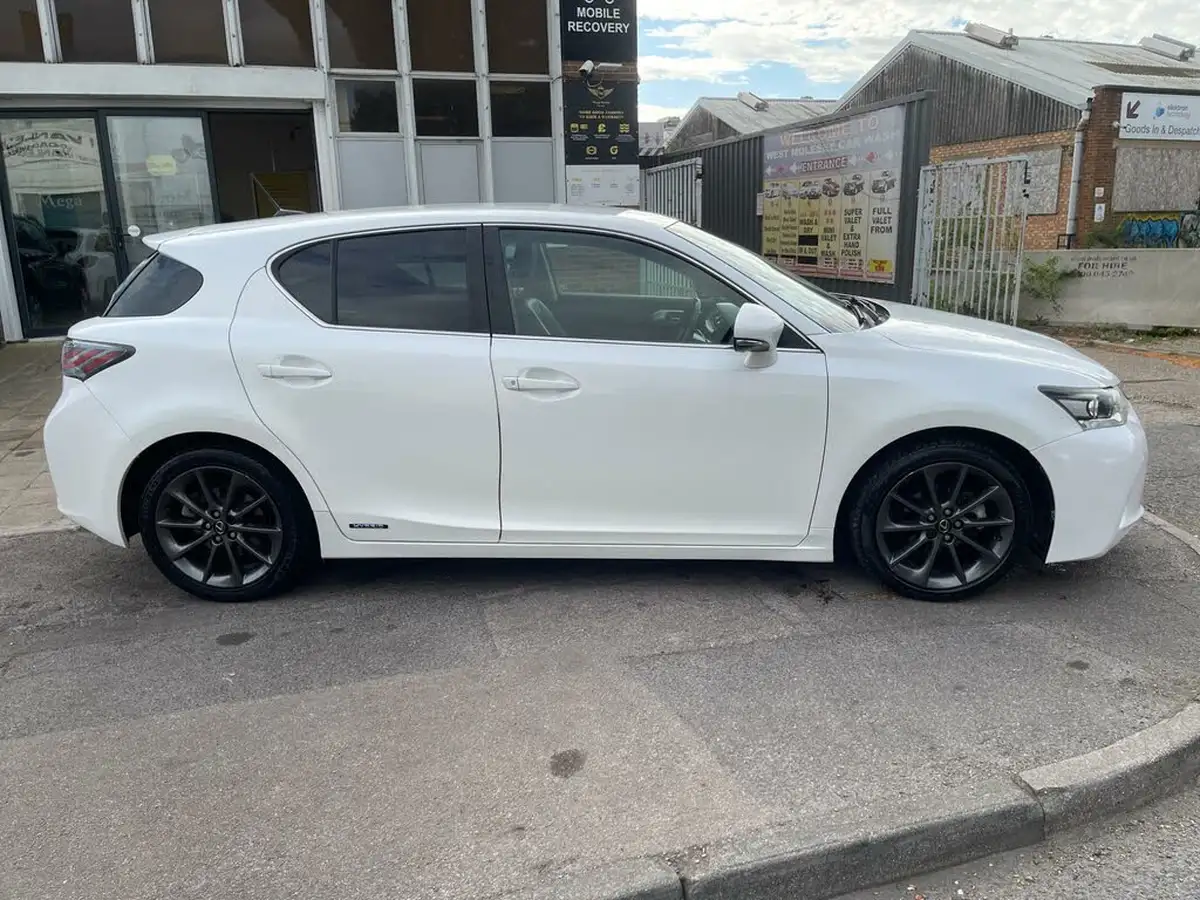 2013-lexus-ct-200h-18-advance-big-1