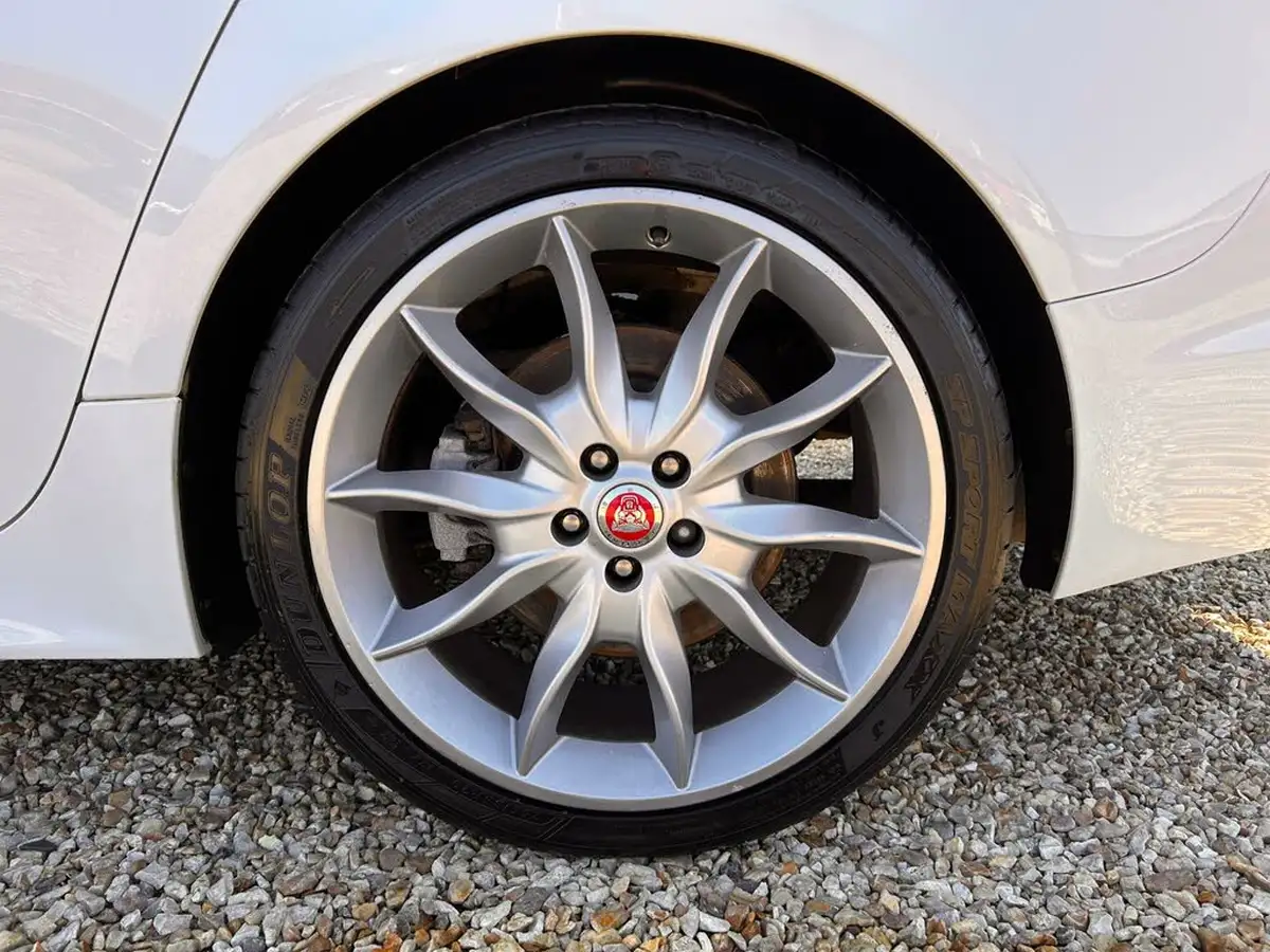 2014-jaguar-xf-30td-s-premium-luxury-sportbrake-5d-big-13