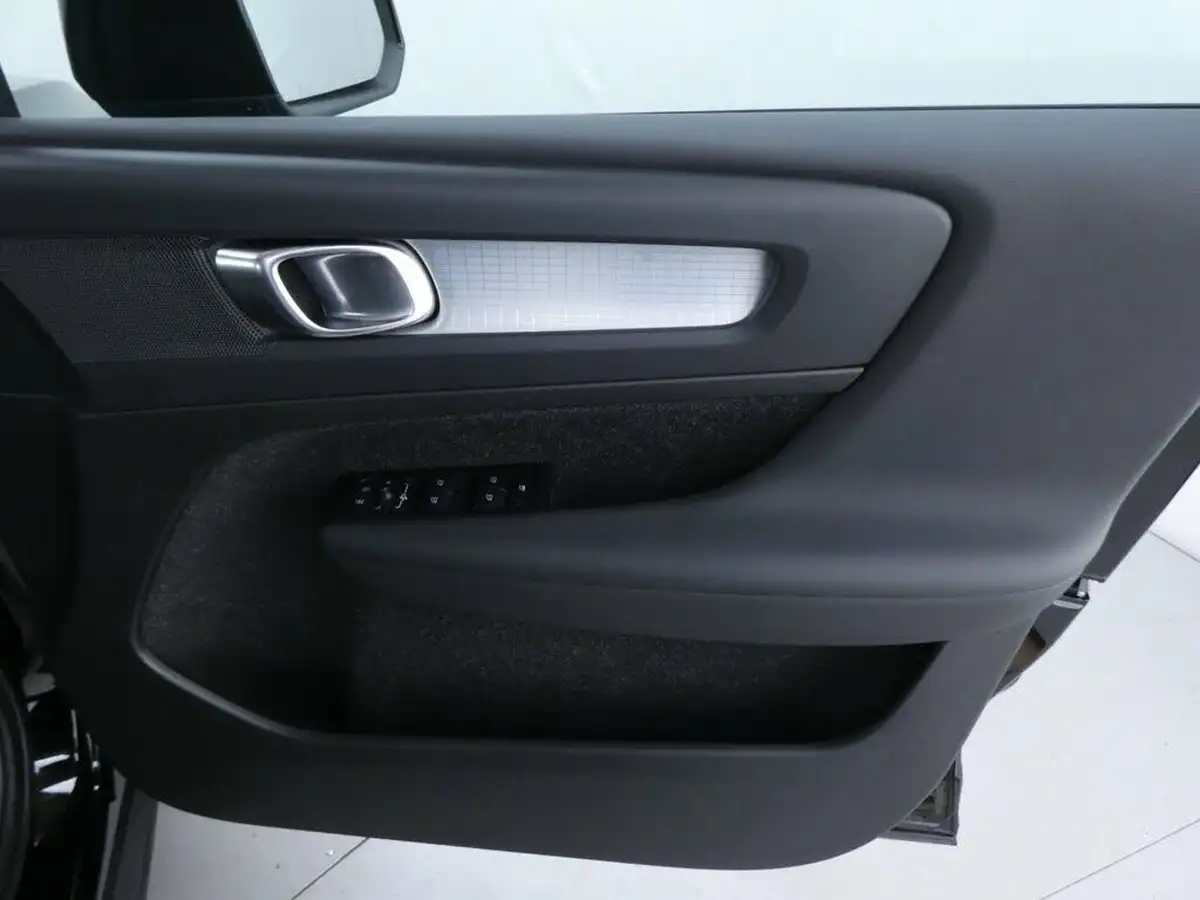 2021-volvo-xc40-15-t3-momentum-161bhp-big-21
