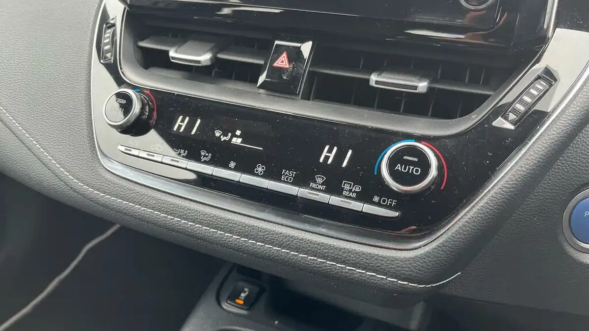 2020-toyota-corolla-18-vvt-i-icon-tech-spare-wheel-touring-sports-5d-big-41