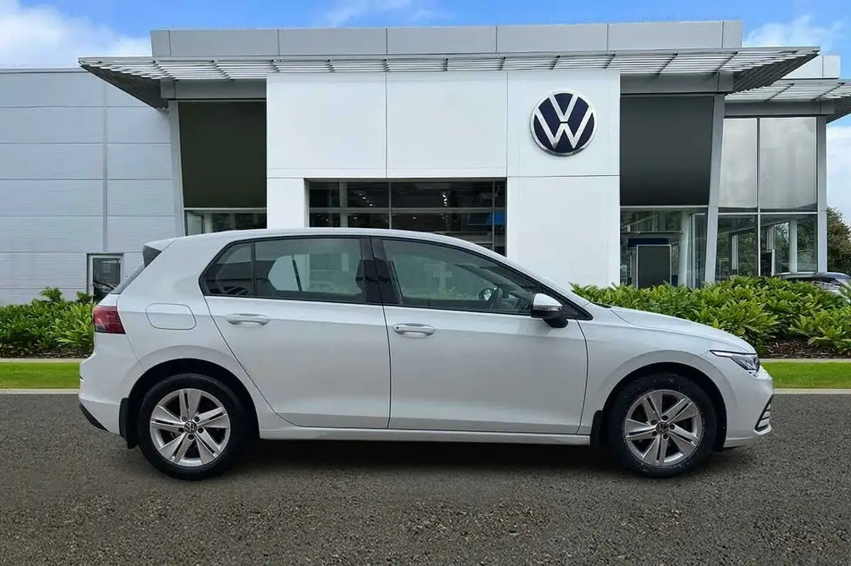 2022-volkswagen-golf-15-tsi-life-130ps-hatchback-big-3