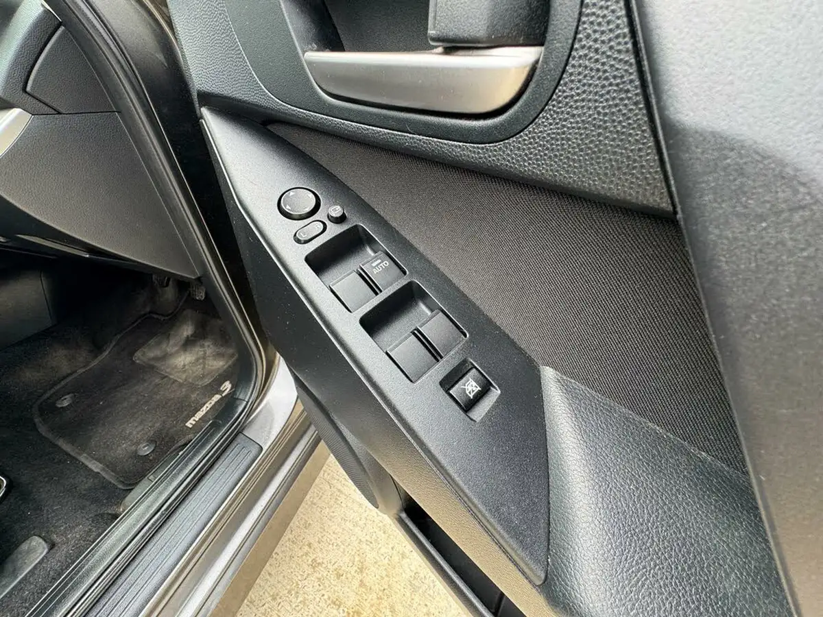 2013-mazda-mazda3-16-tamura-big-17