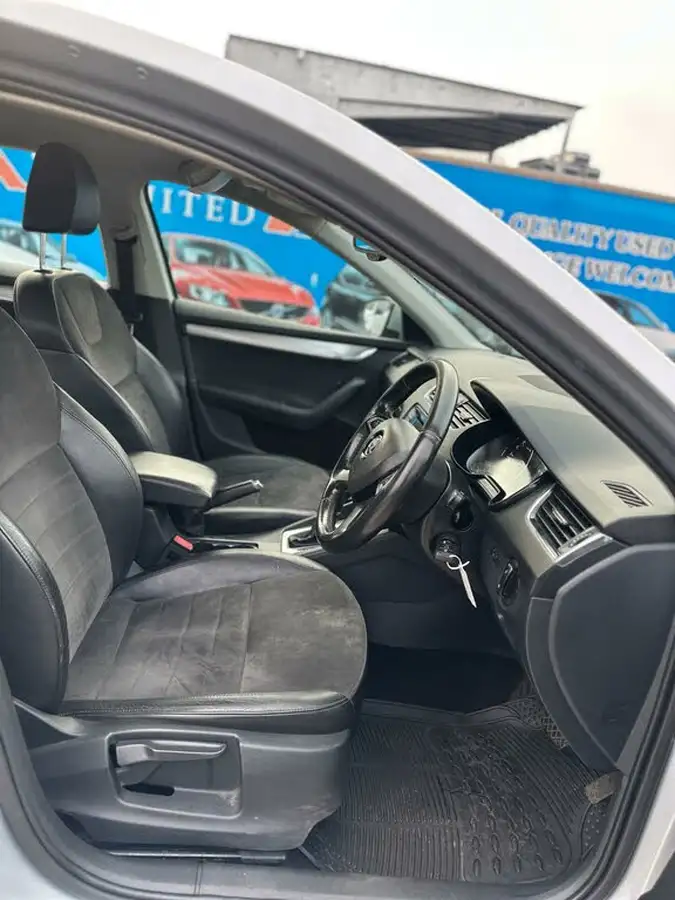 2015-skoda-octavia-16tdi-elegance-hatchback-dsg-big-9