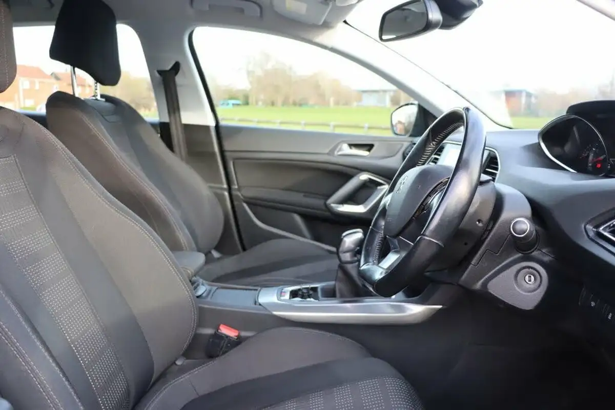 2017-peugeot-308-12-puretech-allure-110bhp-big-13