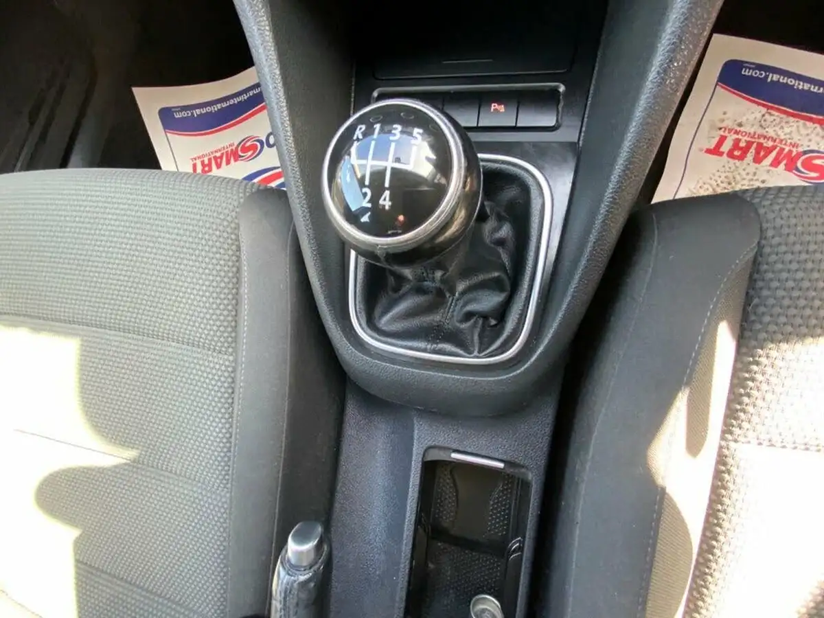 2011-volkswagen-golf-16td-match-5d-big-23