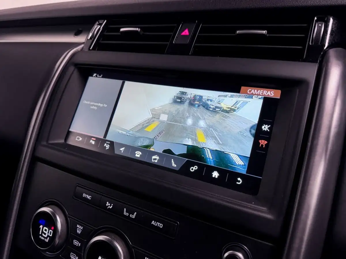 2020-land-rover-discovery-30-sd6-landmark-big-37
