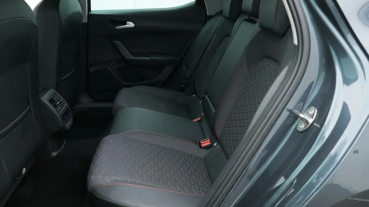 2021-seat-leon-14-e-hybrid-fr-hatchback-big-16