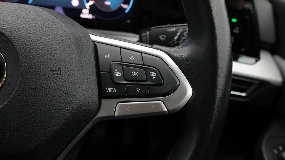 2022-volkswagen-golf-15-tsi-life-150ps-hatchback-big-24