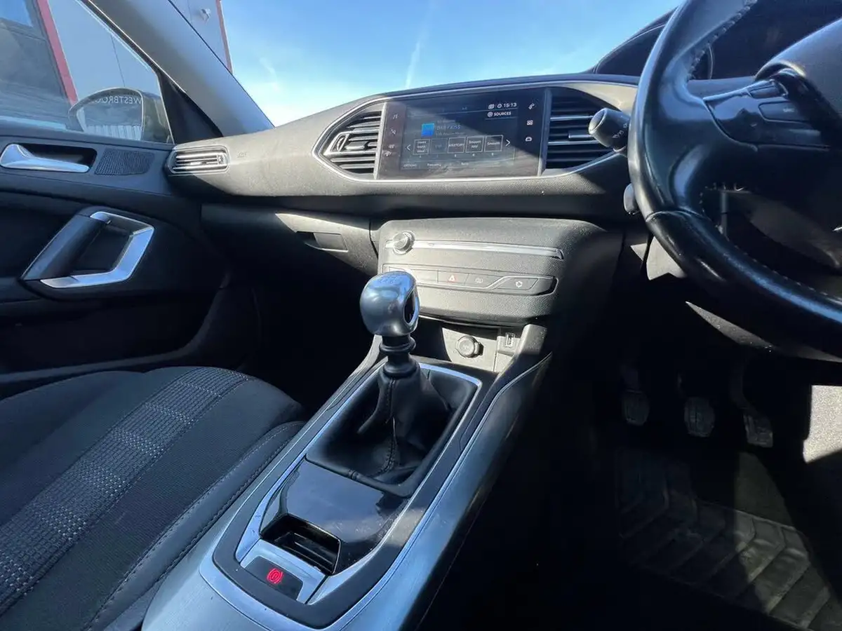 2018-peugeot-308-12-puretech-allure-130bhp-big-33