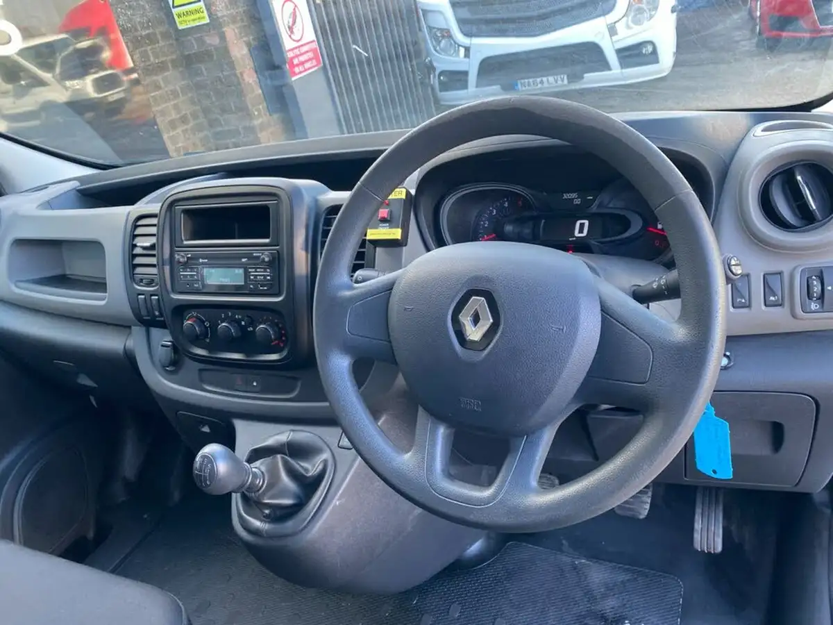 2017-renault-trafic-16dci-sl27-120-business-e6-panel-big-6