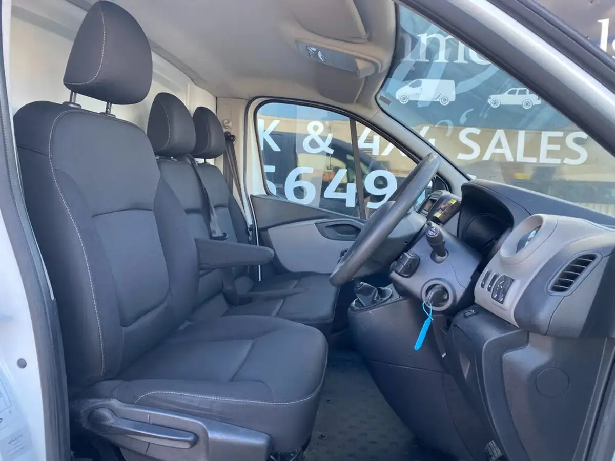 2017-renault-trafic-16dci-sl27-120-business-e6-panel-big-30