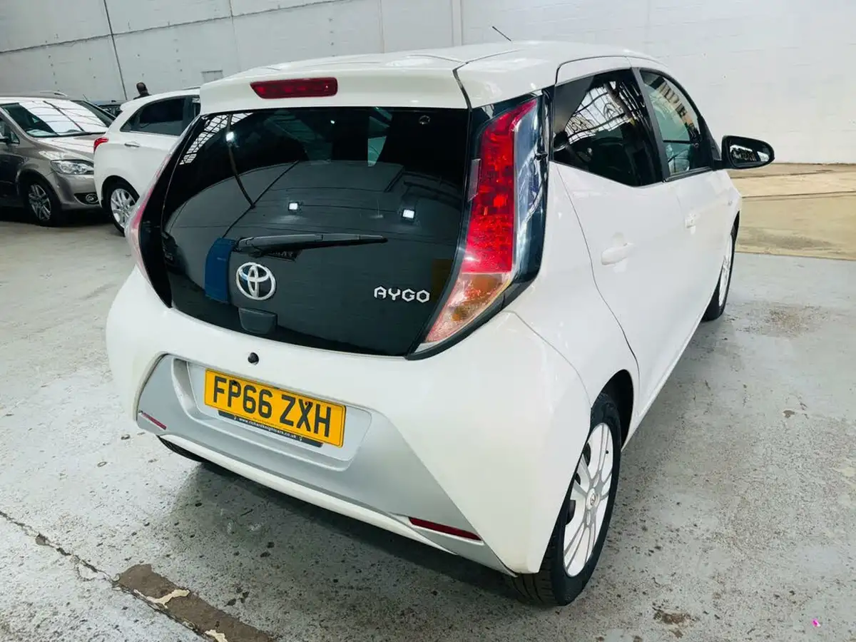 2017-toyota-aygo-10-vvt-i-x-pure-5d-x-shift-big-3