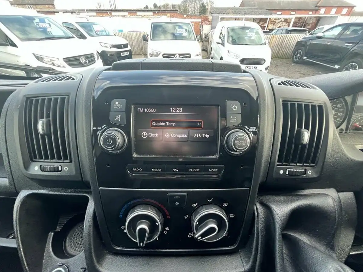 2022-peugeot-boxer-22-bluehdi-professional-435-l4-h2-big-32