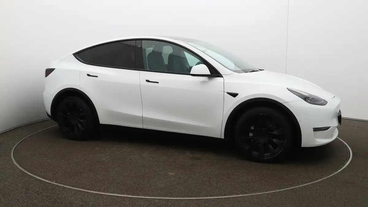 2022-tesla-model-y-e-long-range-big-37