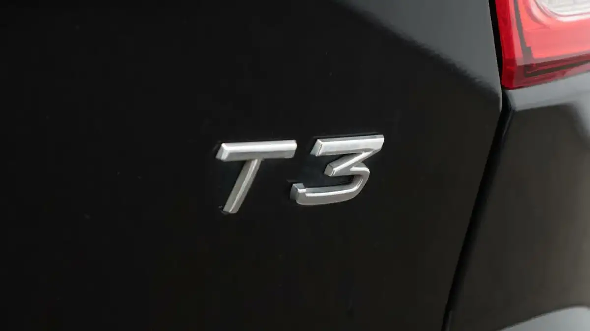 2022-volvo-xc40-15-t3-r-design-auto-big-22