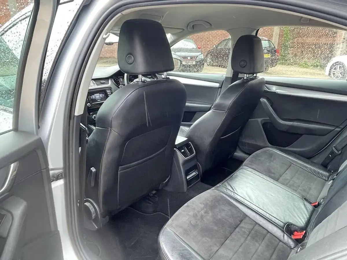 2013-skoda-octavia-20tdi-elegance-hatchback-dsg-big-27