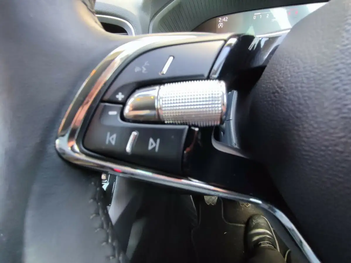 2023-skoda-karoq-15-tsi-se-drive-big-19
