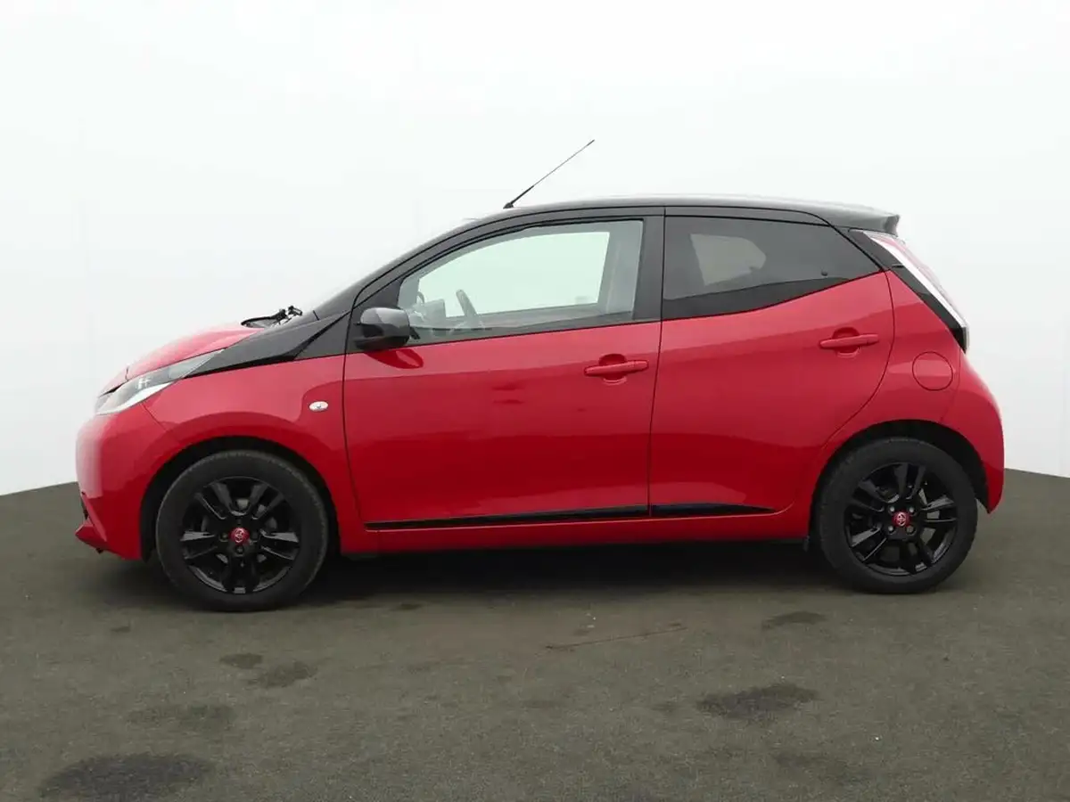 2018-toyota-aygo-10-vvt-i-x-cite-4-bi-tone-red-71bhp-big-3