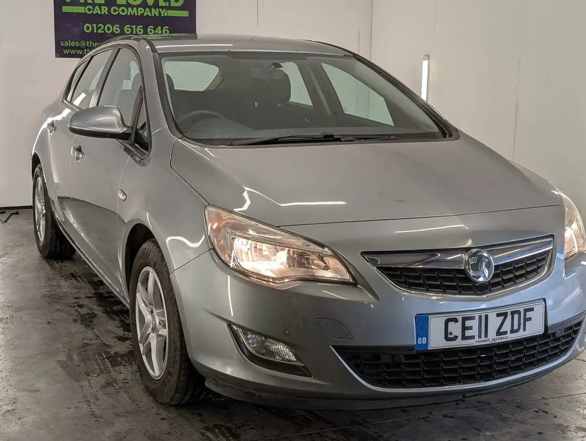 2011-vauxhall-astra-17td-exclusiv-17cdti-16v-110ps-ecoflex-hatchback-5d-big-3