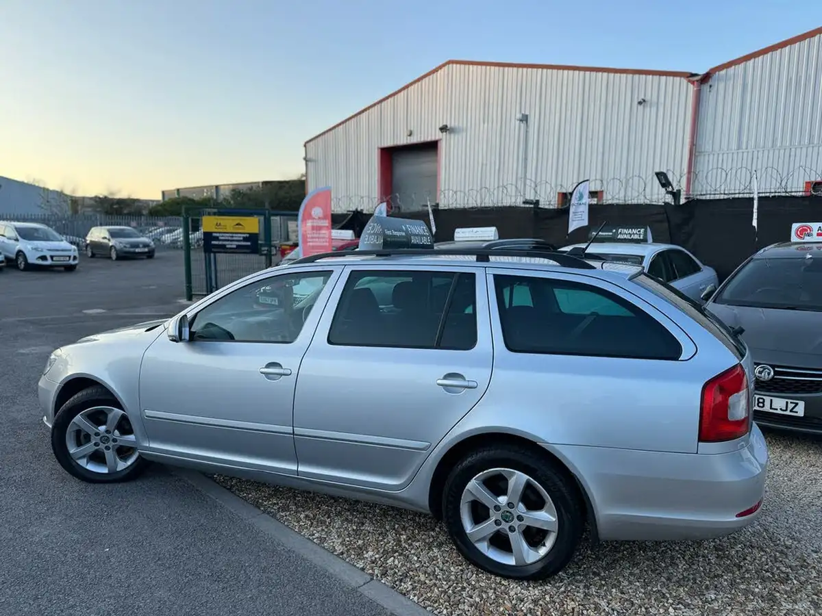 2012-skoda-octavia-20td-se-plus-140bhp-estate-big-3