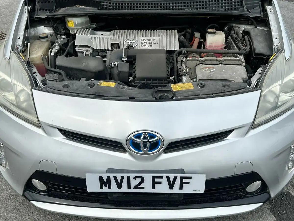 2012-toyota-prius-big-23