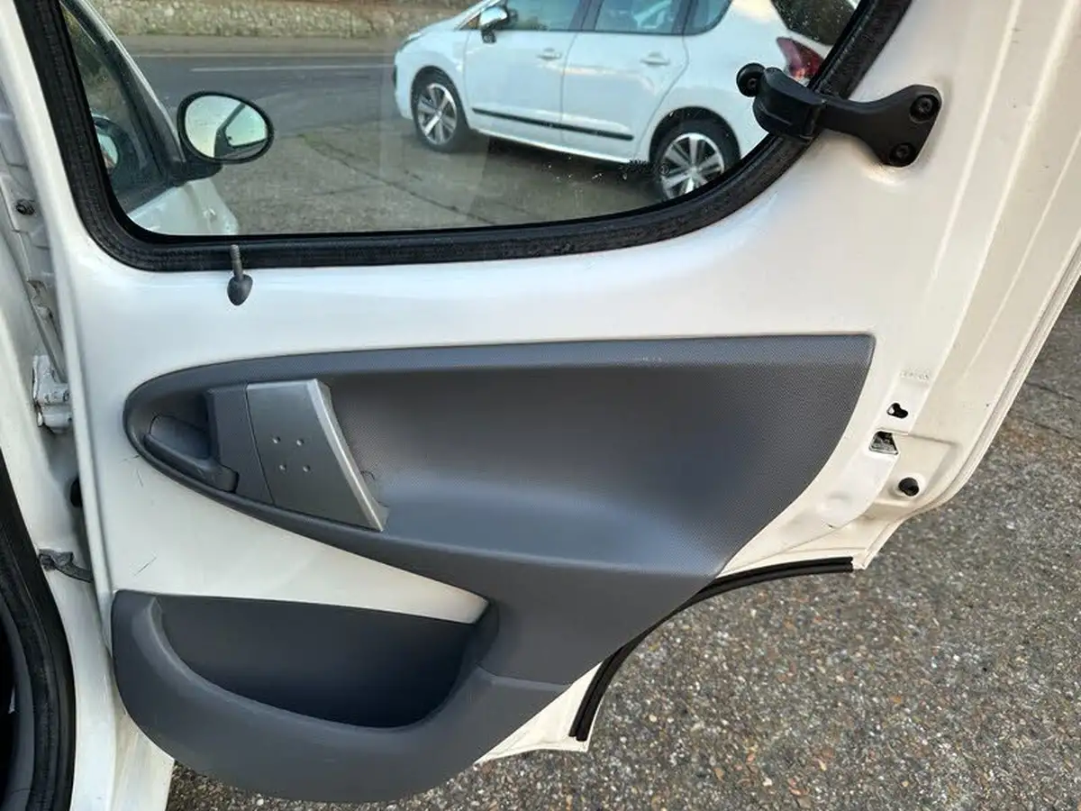 2011-citroen-c1-10-vtr-68-5d-big-11