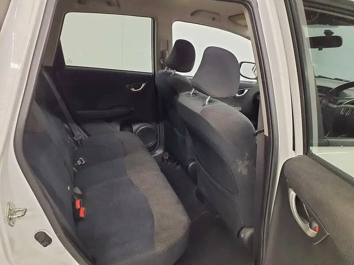 2014-honda-jazz-14-es-plus-big-9