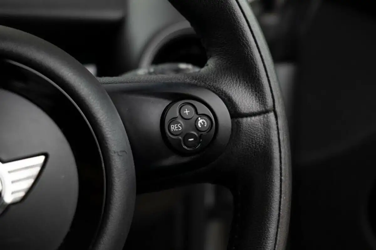 2013-mini-cooper-16-cooper-s-184bhp-sport-chili-hatchback-3d-big-13