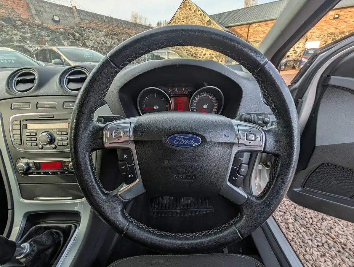 2011-ford-mondeo-big-8