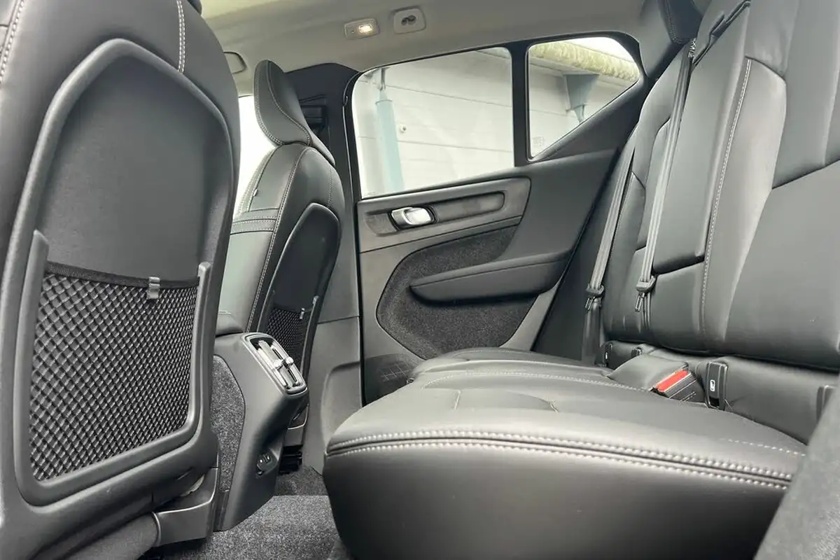 2024-volvo-xc40-20-b3-ultra-bright-big-16