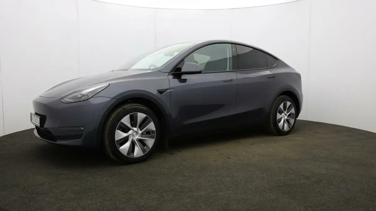 2023-tesla-model-y-e-long-range-big-28