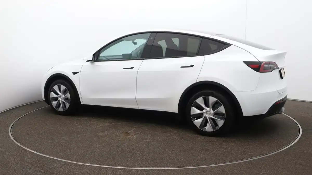 2022-tesla-model-y-e-long-range-big-39