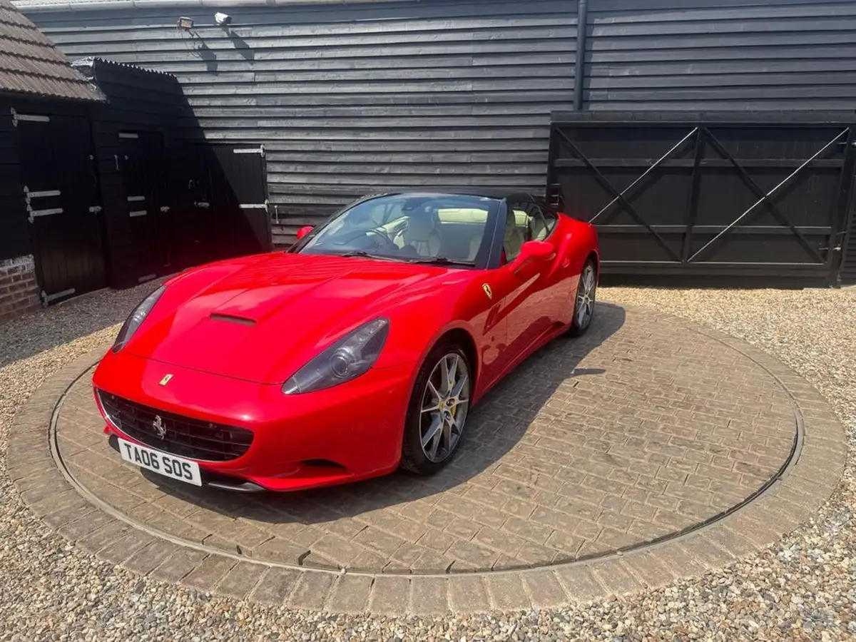 2010-ferrari-california-43-big-1