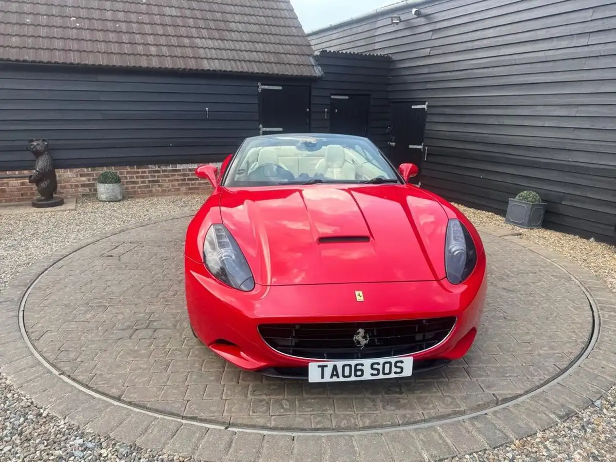 2010-ferrari-california-43-big-25