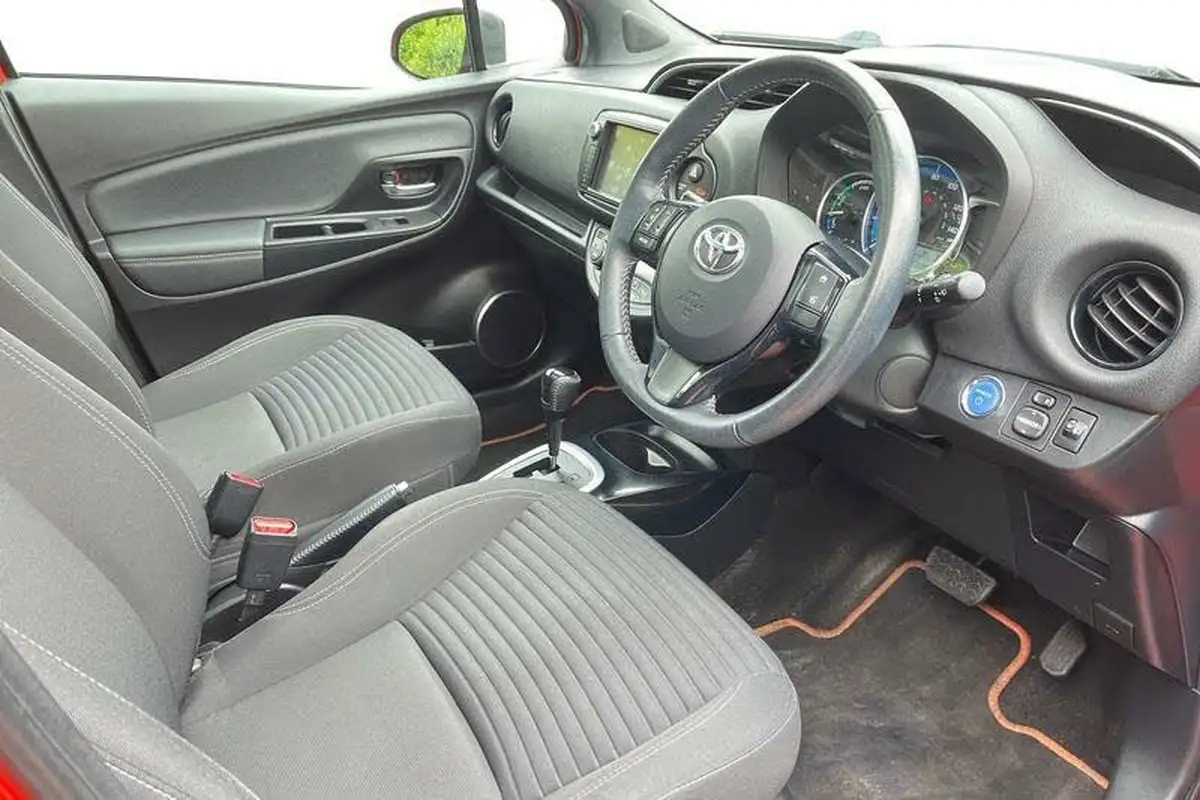 2016-toyota-yaris-15-vvt-i-orange-edition-hybrid-big-8