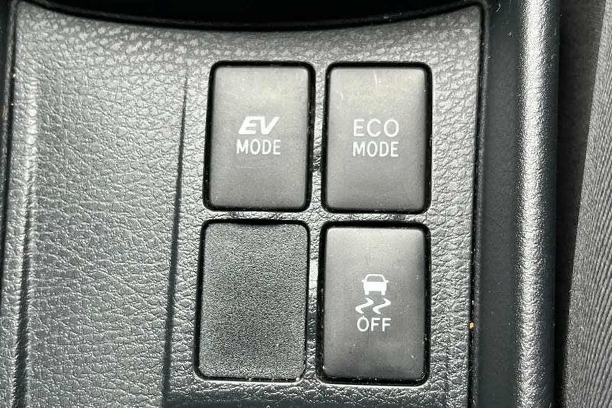 2016-toyota-yaris-15-vvt-i-orange-edition-hybrid-big-32