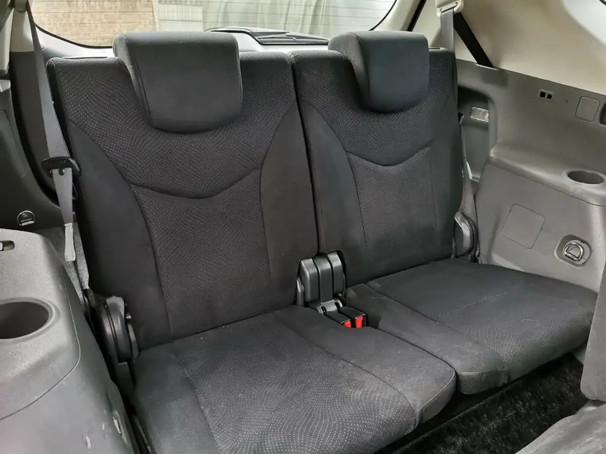2013-toyota-prius-big-18