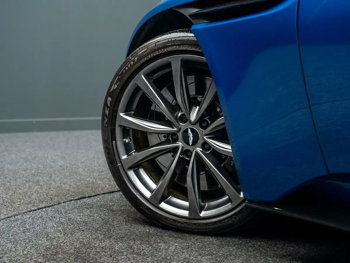 2019-aston-martin-db11-40-v8-big-16