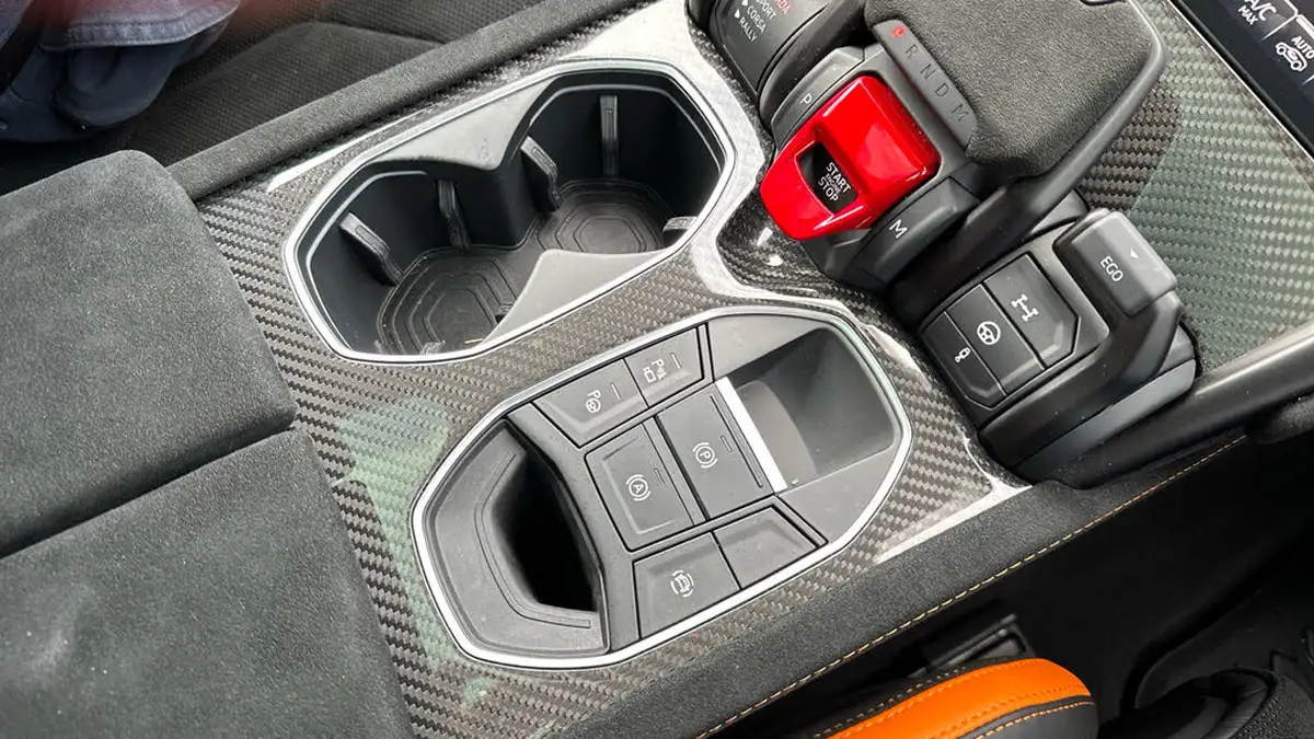 2023-lamborghini-urus-40-no-trim-big-18
