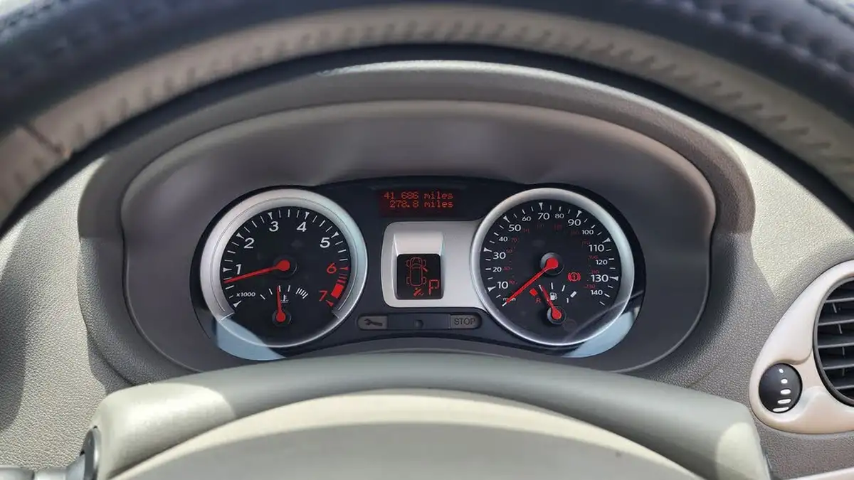 2010-renault-clio-16-initiale-tomtom-big-18